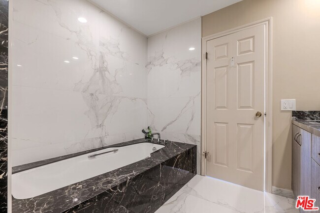 Building Photo - 2637 Angelo Dr