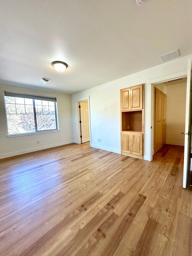 Building Photo - 1889 NW Monterey Pines Dr