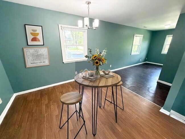 Building Photo - Spacious 3 Bedroom / 1 Bath Apartment in Sugar Creek *Ready Now*