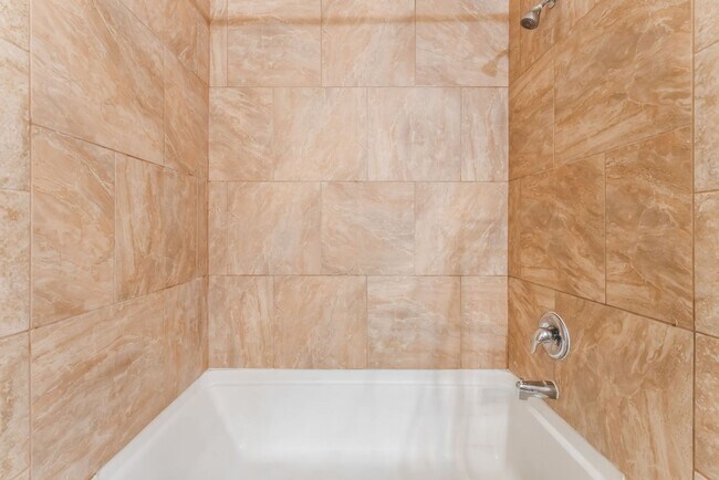Building Photo - Gorgeous 3 Bedroom Seven Hills Condo For L...