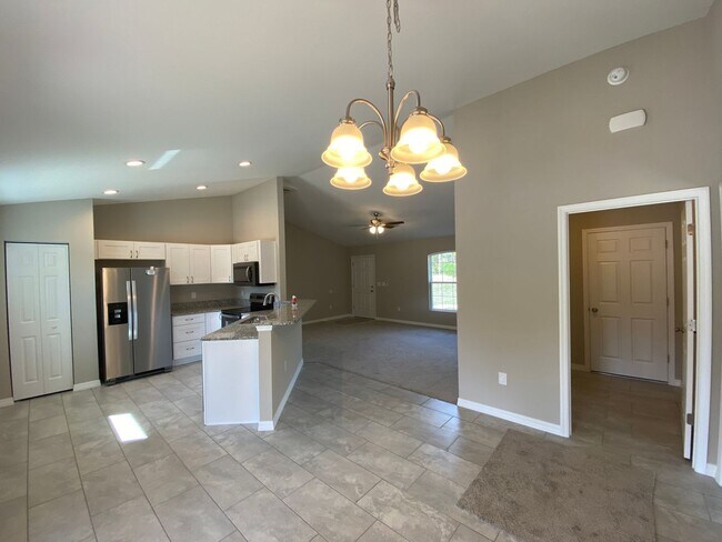 Building Photo - Desirable SE Ocala Neighborhood 3/2/2 *WON'T LAST*