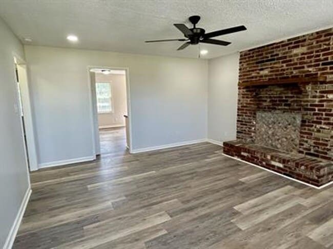 Building Photo - Charming and Affordable Downstairs Duplex ...