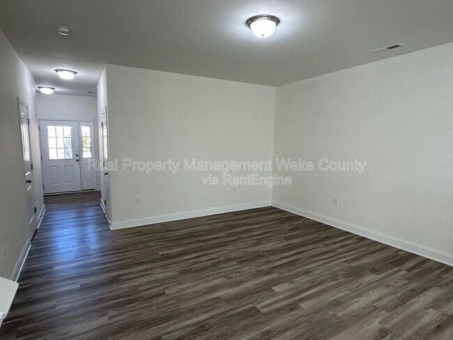 Building Photo - 156 Polaris Ave