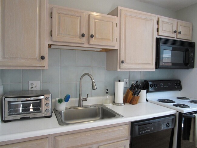 Building Photo - 45 Harbor Hill Dr