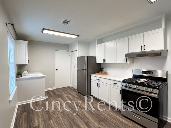 Building Photo - 988 Stratford Pl