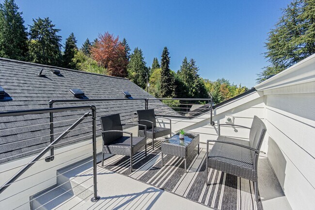 Building Photo - Montlake Townhome