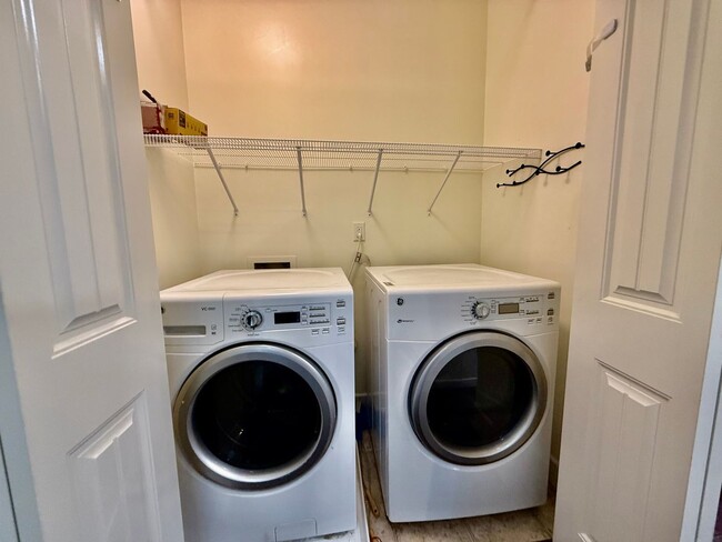 Building Photo - 3 bed plus den patio home