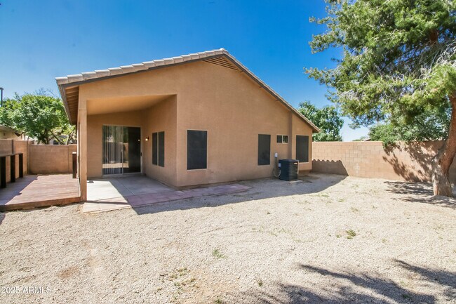 Building Photo - 588 E Devon Dr