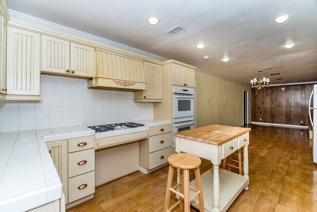 Building Photo - MACARTHUR PARK 3-BEDROOM HOME