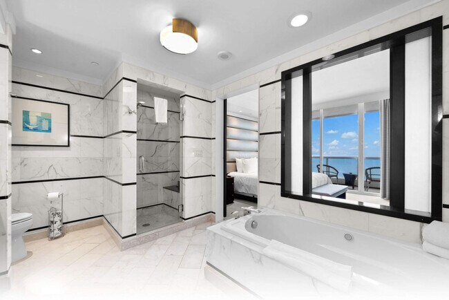 Building Photo - 4391 Collins Ave