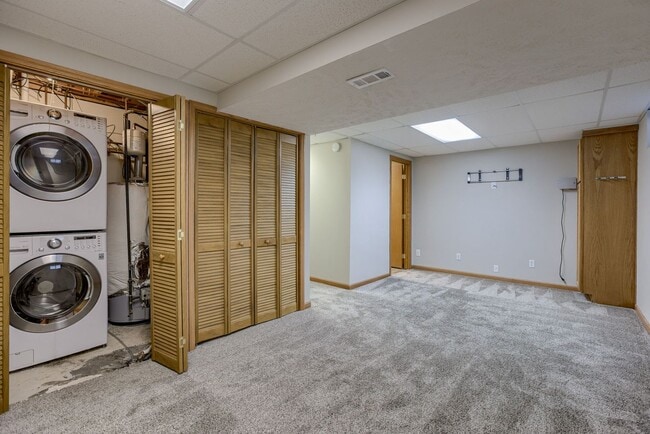 Building Photo - Updated Kitchen!