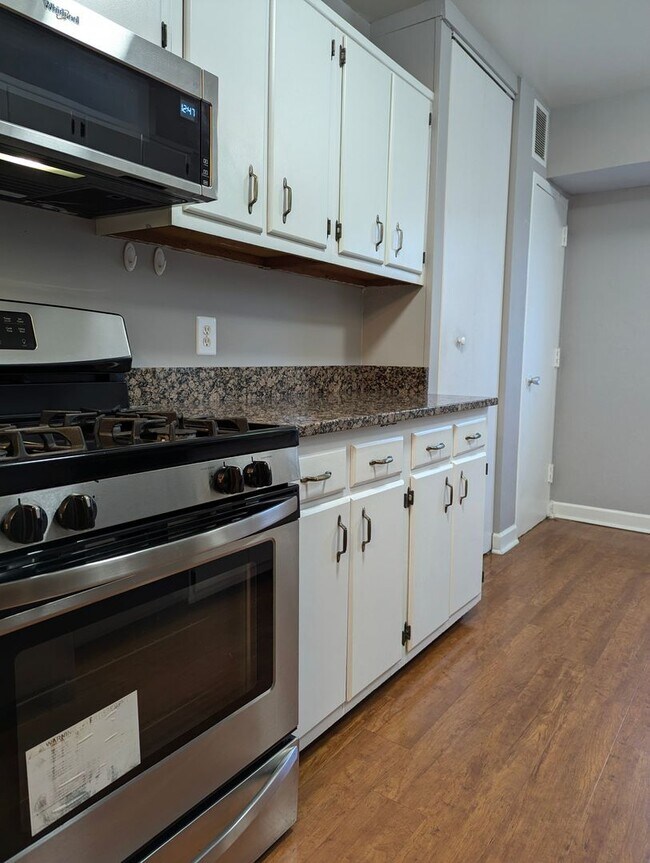 Building Photo - Gorgeous 2 Bed 1 Bath Condo with Private B...