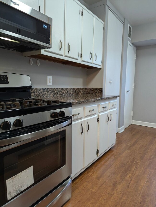 Building Photo - Gorgeous 2 Bed 1 Bath Condo with Private Balcony, UTILITIES INCLUDED, In Mayflower Square