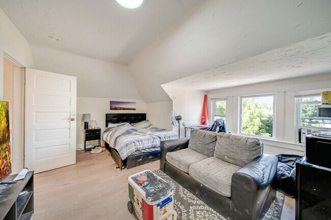 Building Photo - Massive Newly Renovated 11-Bedroom House o...