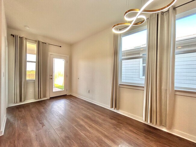 Building Photo - Spacious 4/BR 3/BA Home with Modern Upgrades