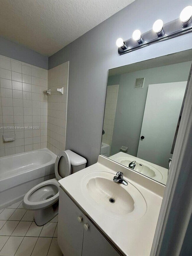 Building Photo - 2930 SE 13th Ave