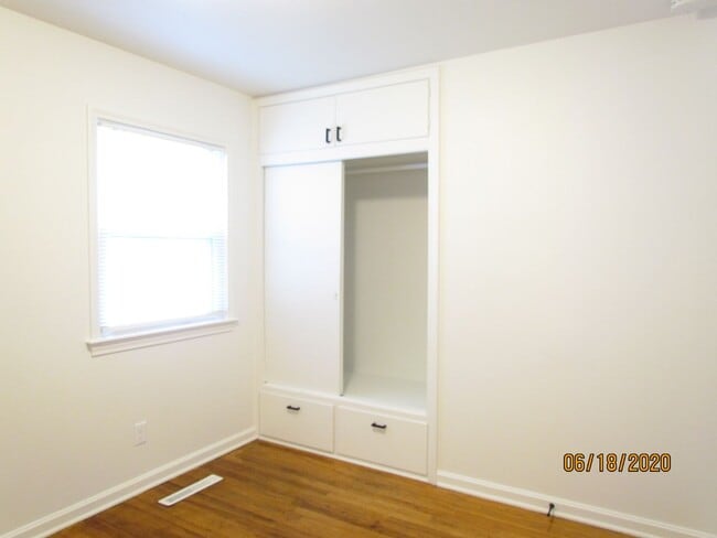 Building Photo - Roommate Needed for 3 Bed Home Close to Bo...