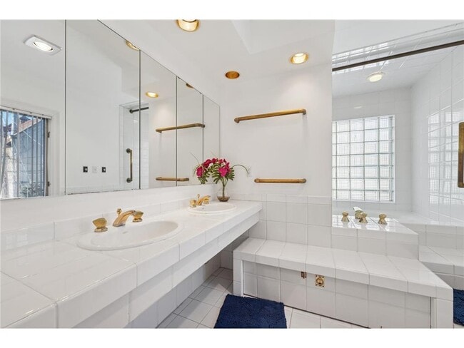 Building Photo - 1721 Humboldt Ave S