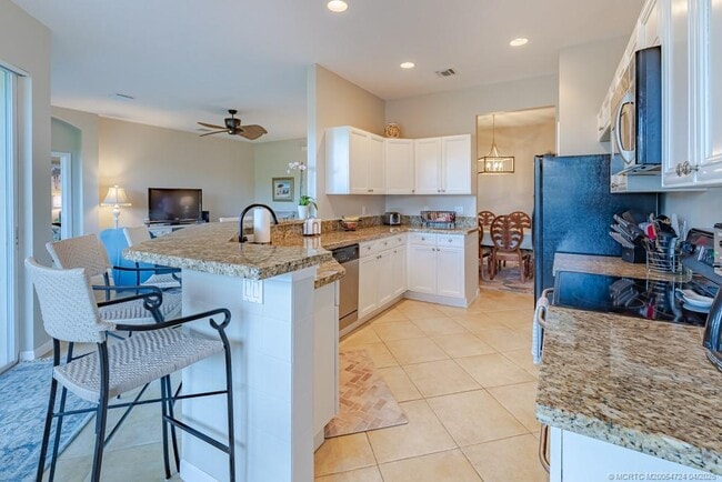 Building Photo - 2371 SW Carriage Hill Terrace