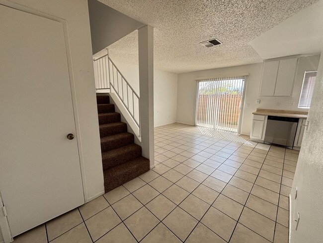 Building Photo - East Palmdale Townhouse
