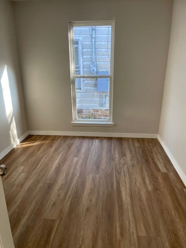 Building Photo - 1648 S Maple Ave