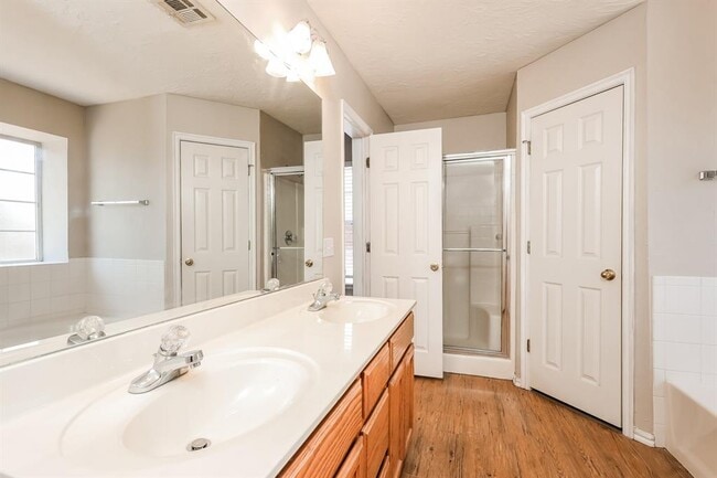 Building Photo - 1836 Parkridge Dr