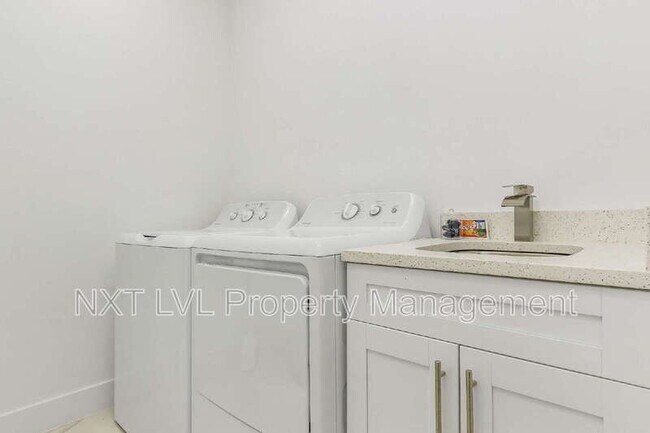 Building Photo - 318 SE 15th Terrace