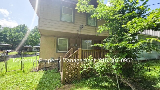 Building Photo - 4 Bed, 1 Bath Home available now!