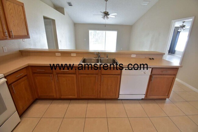 Building Photo - Spacious 3 bedroom 2 bath in Poinciana