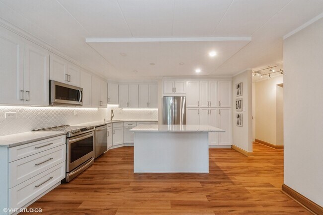 Building Photo - 18 E Old Willow Rd