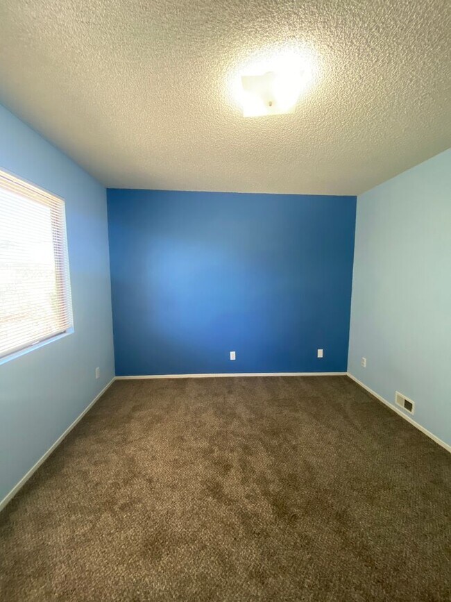 Building Photo - Large Centrally Located Two Story Condo wi...