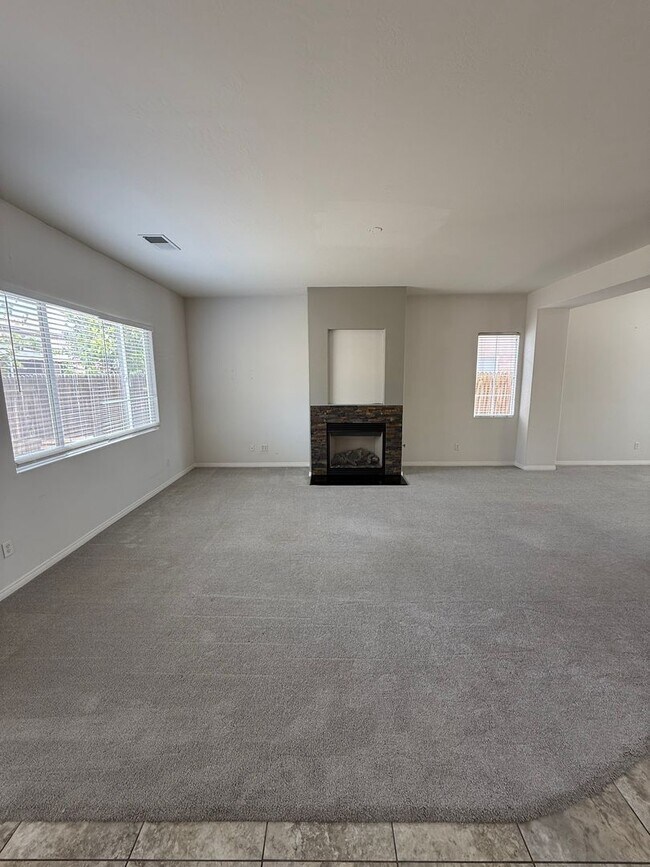 Building Photo - Stylish Southwest Bakersfield Home with Do...