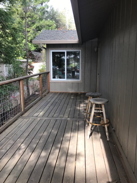 Building Photo - Don't Miss out on a Summer at the Lake.  Beautiful Fully Furnished Lake Front Home available MAY-...