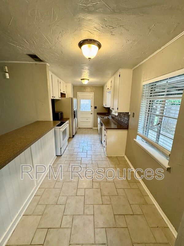 Building Photo - 2137 Barclay Rd