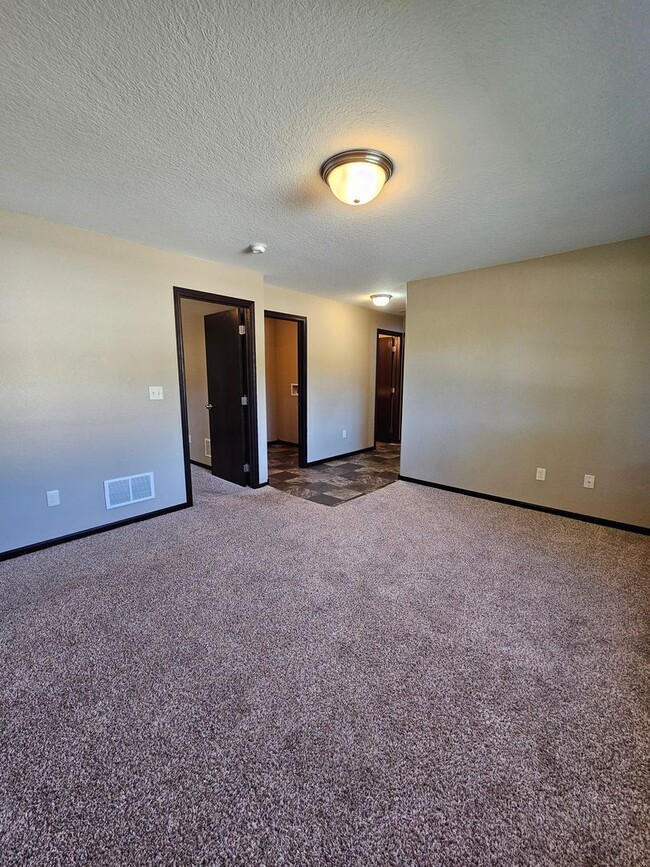 Building Photo - 4 BEDROOM | 3 BATH | TOWNHOME | GARAGE | WEST SIDE