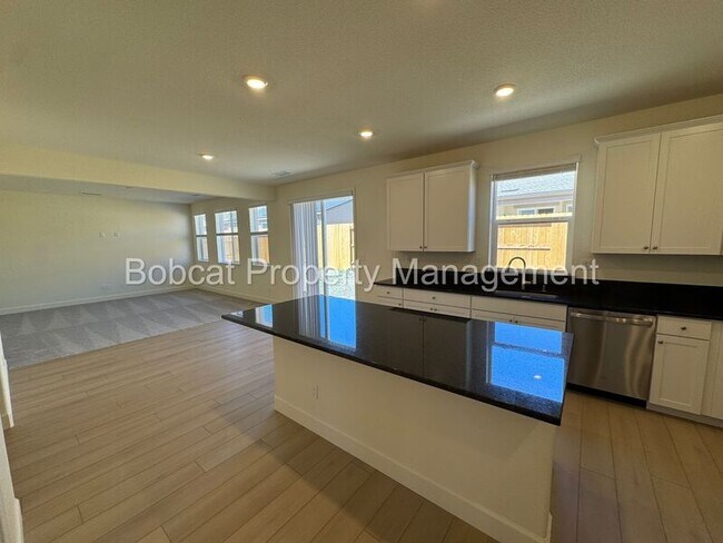 Building Photo - 1484 W Sunset Way