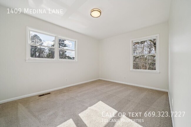 Building Photo - 1409 Medina Ln