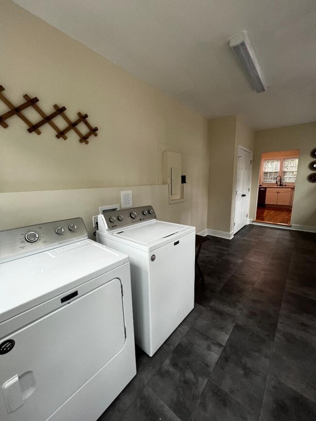 Building Photo - 500 Carthage Rd