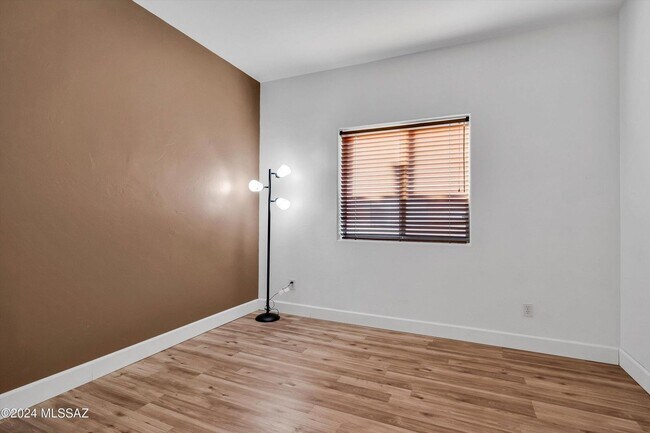 Building Photo - Incredible Spacious Back Yard! Large Covered Patio!