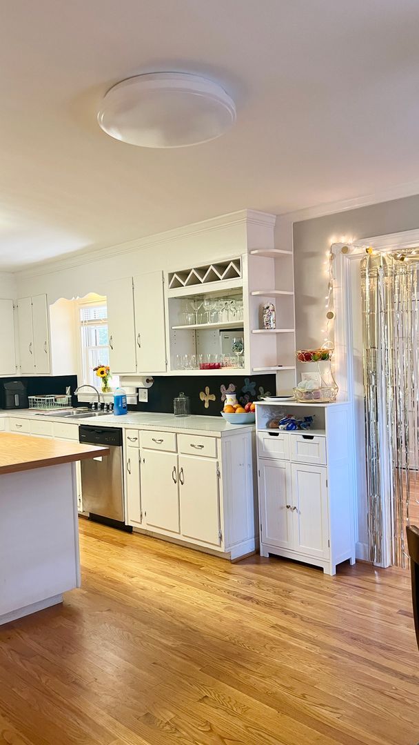Building Photo - Beautiful 3-4 Bedroom 2 Bathroom home in t...