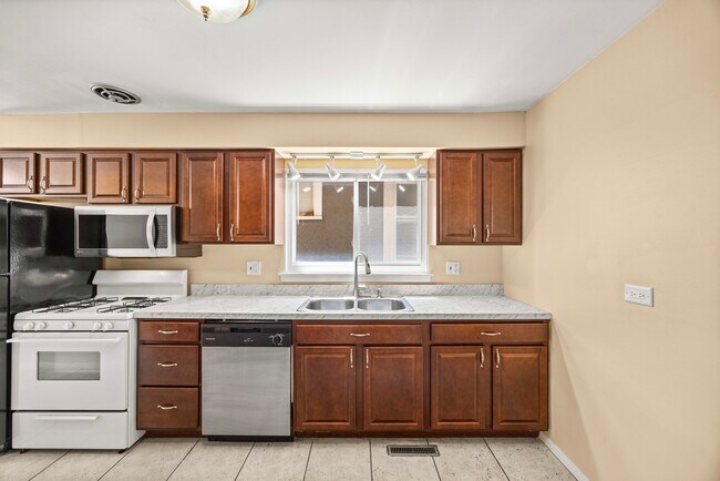 Building Photo - 3109 Grove Ave