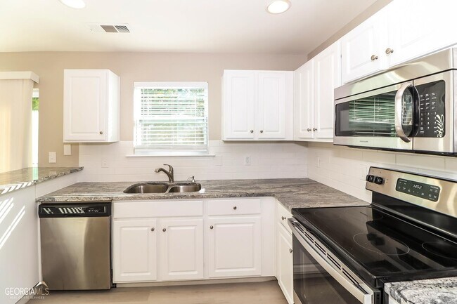 Building Photo - 252 Carrington Way