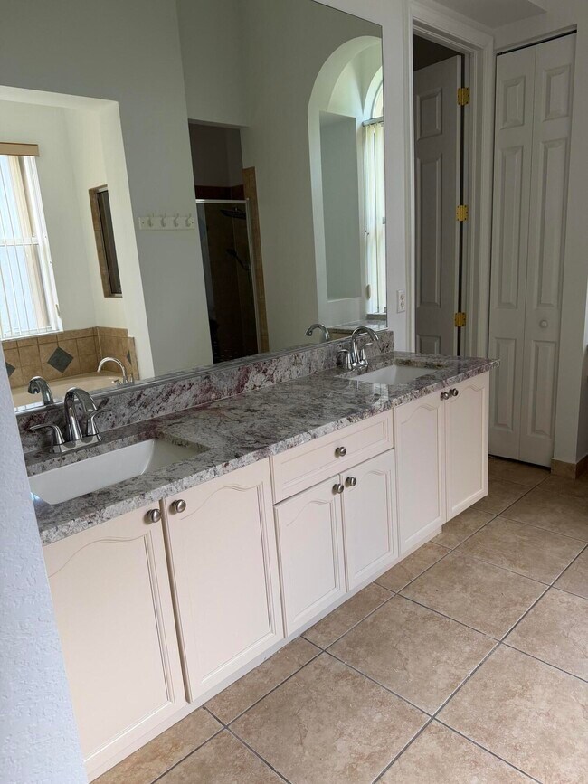 Building Photo - 10440 Cypress Lakes Preserve Dr