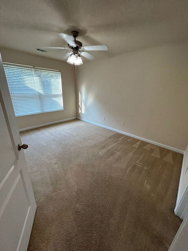 Building Photo - PRE-LEASING FOR AUGUST 1 2026!