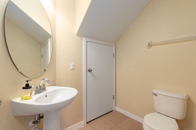 Building Photo - PRISTINE CLEAN 3 BDRM TOWNHOUSE IN SANFORD!