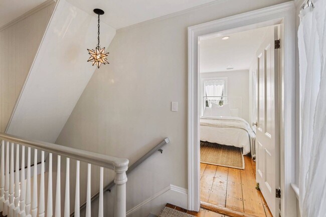 Building Photo - 135 Meeting House Ln