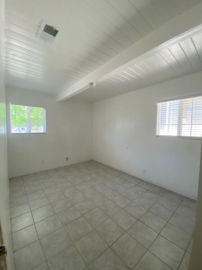 Building Photo - Nice 3 bedroom 1 bath with office Walking ...
