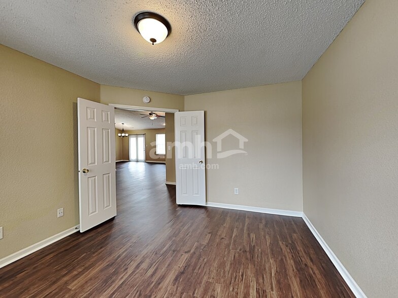 Building Photo - 5606 Wood Hollow Dr