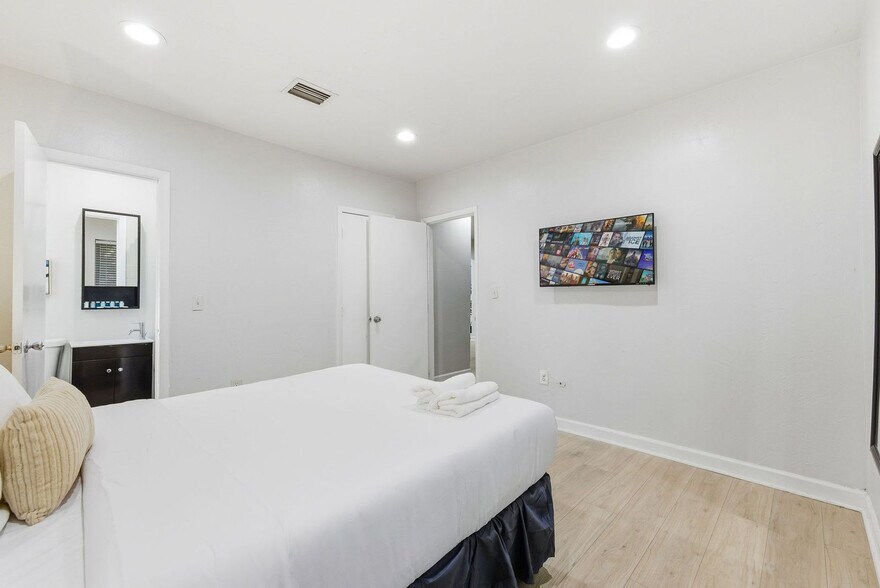 Building Photo - 6715 NE Miami Pl