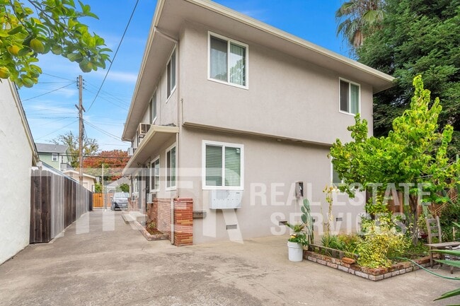 Primary Photo - 1111 W St